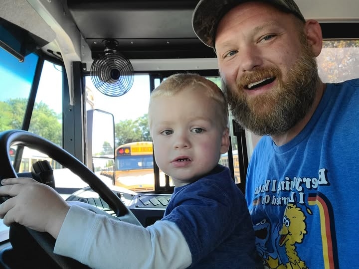 Cyan-Ejr - Driving a Bus