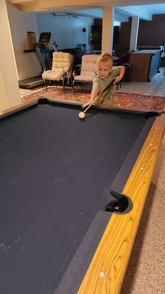 Cyan-Ejr - Playing Pool - 3